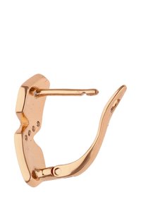 Goldfarbene Metall-Ohrhaken mit geometrischem Design, ausgestattet mit einer abgerundeten Basis und einem gebogenen, flexiblen Verschluss für sicheren Halt.