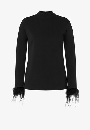 Zwarte top met lange mouwen en een hoge kraag; voorzien van veeraccenten bij de manchetten; gladde stof met een aansluitende pasvorm.