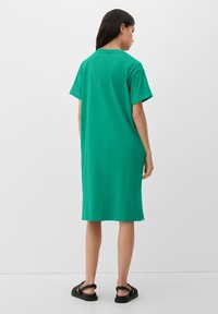 s.Oliver MIT GESCHLITZTEM SAUM - Robe en jersey - smaragd
