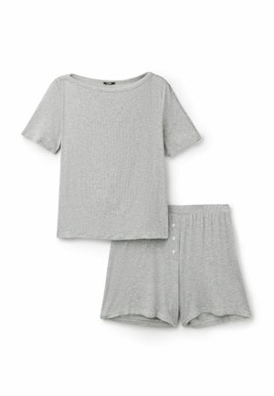 Hellgraues kurzärmeliges Baumwoll-T-Shirt kombiniert mit passenden hoch taillierten Shorts mit Drei-Knopf-Verschluss und elastischem Bund.