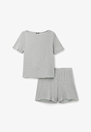 Hellgraues kurzärmeliges Baumwoll-T-Shirt kombiniert mit passenden hoch taillierten Shorts mit Drei-Knopf-Verschluss und elastischem Bund.