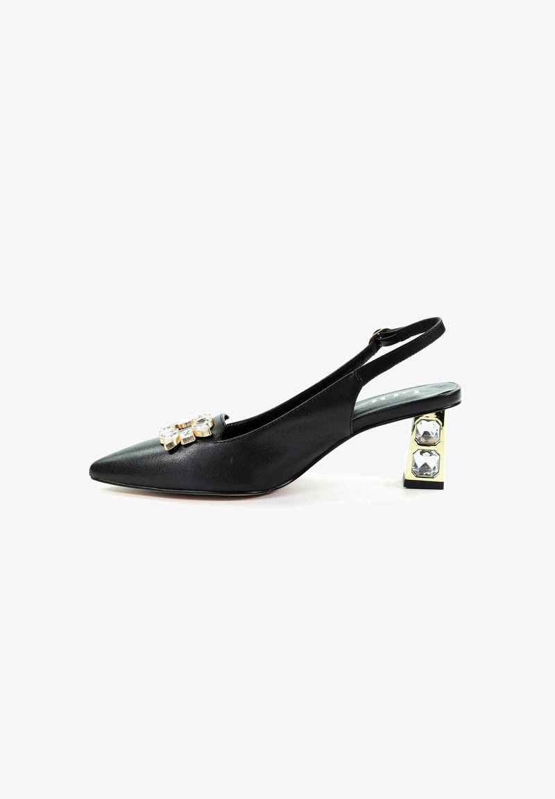 Czarna, spiczasta szpilka typu slingback z złotym blokowym obcasem ozdobionym dwoma dużymi kryształami oraz kryształową dekoracją na palcu.