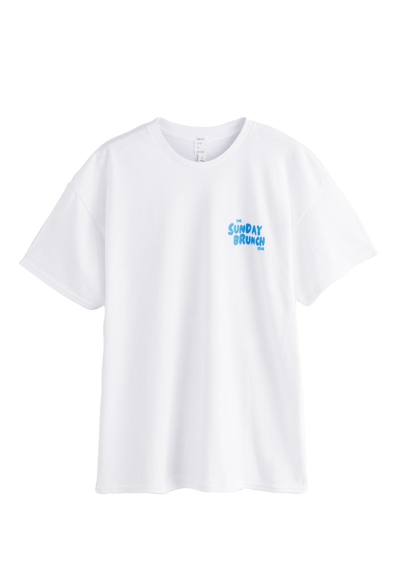 Camiseta blanca de algodón con mangas cortas, con un gráfico azul que dice "THE SUNDAY BRUNCH CLUB" en la parte izquierda del pecho.