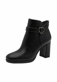 Schwarze Leder-Ankle-Boots mit einem hohen Blockabsatz, ausgestattet mit einem Riemen und einer herzförmigen silbernen Schnalle. Glatte Textur, spitz zulaufendes Design.