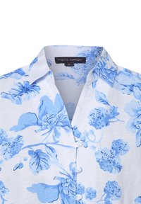 Blauw bloemenprint shirt met een kraag, knopenluitingen en lichtgewicht stof met een witte achtergrond en gedetailleerde bloempatronen.