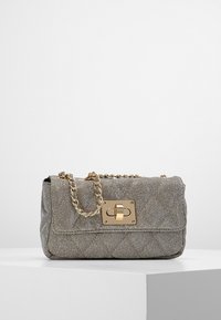 Pikowana srebrna torebka z złotym zatrzaskiem i łańcuszkiem. Teksturowany materiał w diamentowy wzór. Kompaktowy prostokątny kształt.