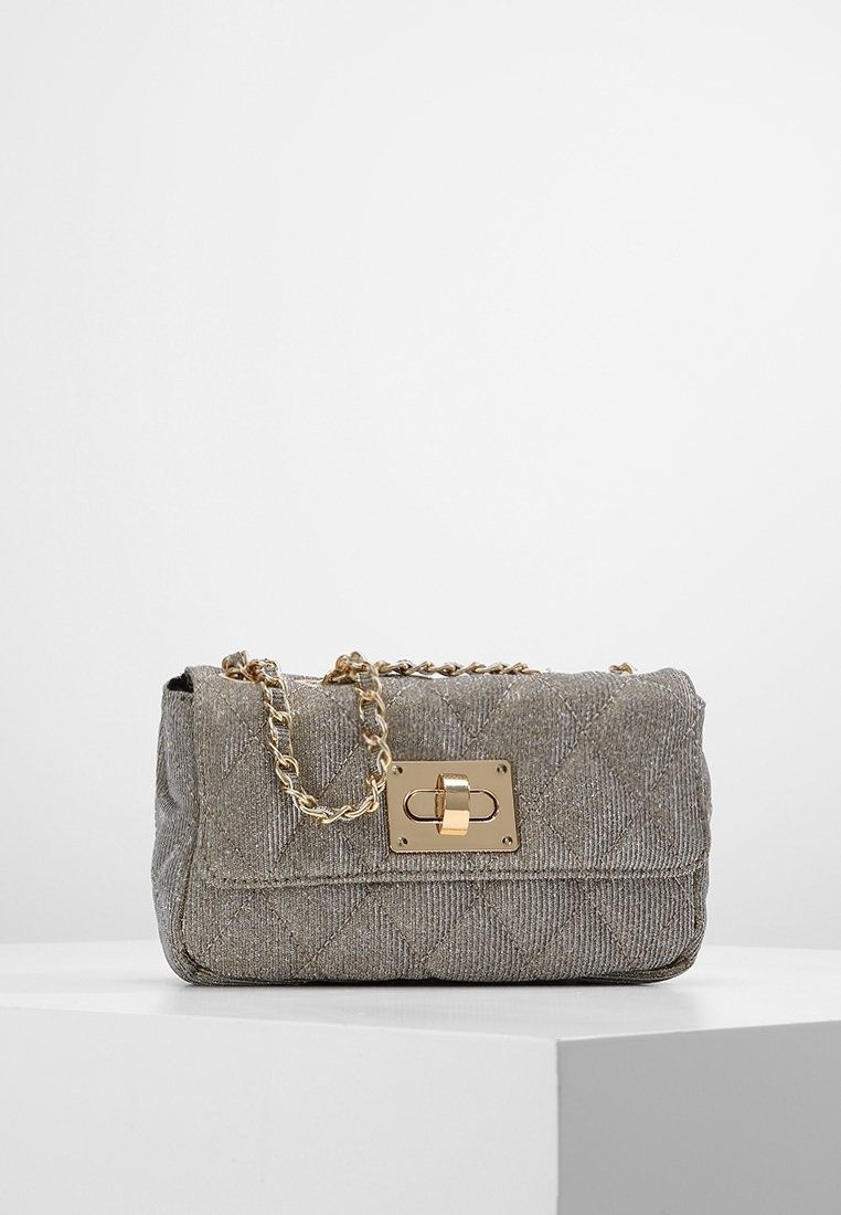 Pikowana srebrna torebka z złotym zatrzaskiem i łańcuszkiem. Teksturowany materiał w diamentowy wzór. Kompaktowy prostokątny kształt.
