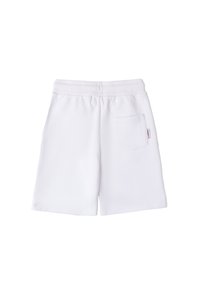 Pantalones cortos de algodón blancos con cintura elástica, bolsillo trasero y una pequeña etiqueta de la marca en el lado. Diseño simple y textura suave.