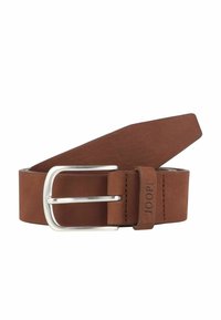Bruine leren riem met een zilverkleurige metalen gesp en een lus met reliëflogo-detail. Gladde textuur met een klassiek rechthoekig ontwerp.