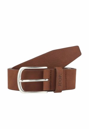 Bruine leren riem met een zilverkleurige metalen gesp en een lus met reliëflogo-detail. Gladde textuur met een klassiek rechthoekig ontwerp.