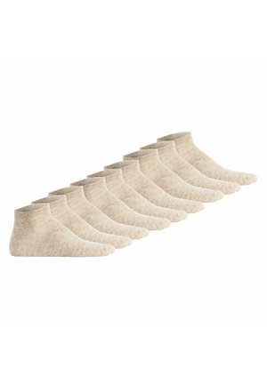 Zehn Paare beige Knöchelsocken in einer ordentlichen Reihe auf weißem Hintergrund angeordnet.
