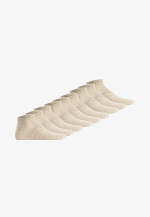 Zehn Paare beige Knöchelsocken in einer ordentlichen Reihe auf weißem Hintergrund angeordnet.