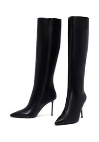 Bottes noires montantes en cuir lisse avec des bouts pointus et des talons aiguilles. Elles disposent d'une fermeture éclair latérale pour un enfilage facile.