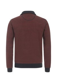 Bordeauxfarbener Stretchpullover mit dunklem Kragen, langen Ärmeln, gerippten Bündchen und glatter Textur. Keine sichtbaren Marken oder Muster.