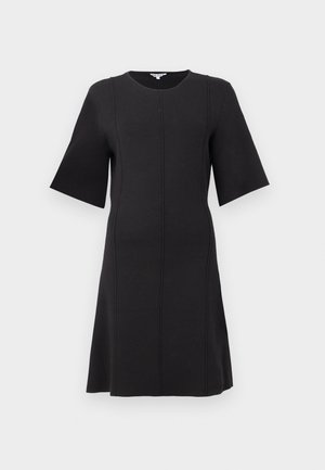 Svart klänning i stickad tyg, korta ärmar, rundad halsringning, A-linjeformad siluett, med vertikala sömmar fram. Inga mönster eller detaljer.