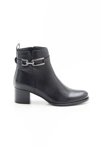 Bota corta de cuero negro con tacón cuadrado, cremallera lateral y detalle de hebilla de metal plateado alrededor del tobillo.