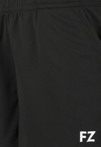 Svarta sportshorts med elastisk midja och en liten vit "FZ"-logotyp nära nederkanten på höger ben.