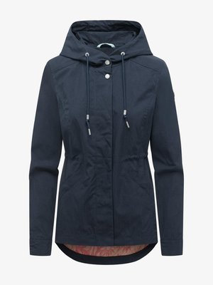 Granatowa damska kurtka z kapturem z troczkami, zapięciem na zatrzaski, długimi rękawami i skośnymi przednimi kieszeniami, z różową wzorzystą podszewką wewnętrzną.
