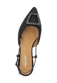 Zapato negro tipo sandalia con tiras, punta afilada, parte superior de tejido texturizado, y un acento cuadrado de strass. Presenta una plantilla color marrón claro y ribete negro.