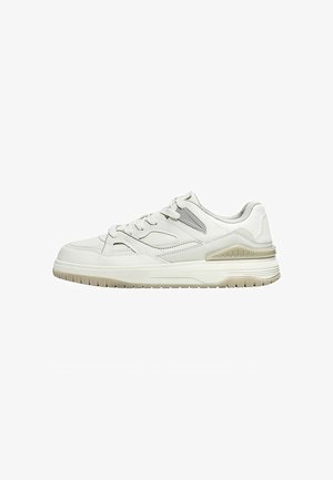 Sneaker bianco con suola beige, chiusura frontale con lacci e collo imbottito, mostrato su uno sfondo bianco semplice.