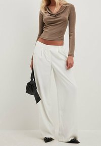 NA-KD Langarmshirt - brown