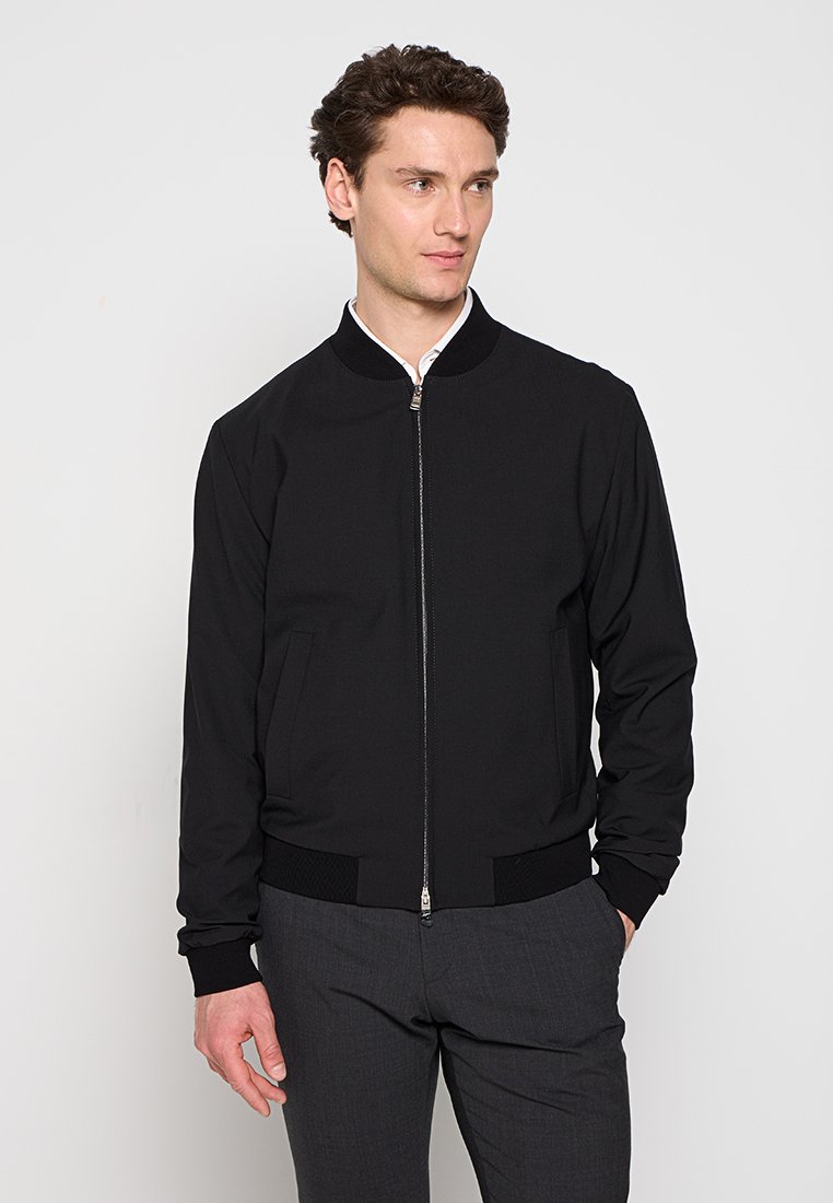 Schwarze Bomberjacke mit Reißverschluss vorne, geripptem Kragen und Bündchen sowie seitlichen Taschen. Glattes Material mit einem eleganten, taillierten Design.