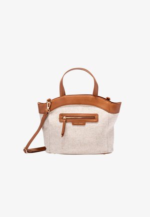 Beige stoffen tas met bruine leren accenten. Beschikt over twee handvatten aan de bovenkant, een afneembare schouderband en een voorvak met rits.