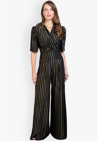 Schwarz-gold gestreifter Jumpsuit mit Wickeldesign, kurzen Ärmeln, weitem Bein und taillierter Passform, gefertigt aus einem strukturierten Material.