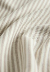 Cremfarbener Stoff mit horizontalen Streifen in Hellbraun. Weiche Textur, leicht und leicht dehnbar, die das gestreifte Muster betont.