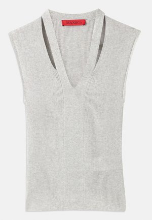 Top grigio senza maniche con scollatura a V profonda, texture a coste e sottili cuciture verticali. Etichetta del logo rossa sul colletto.