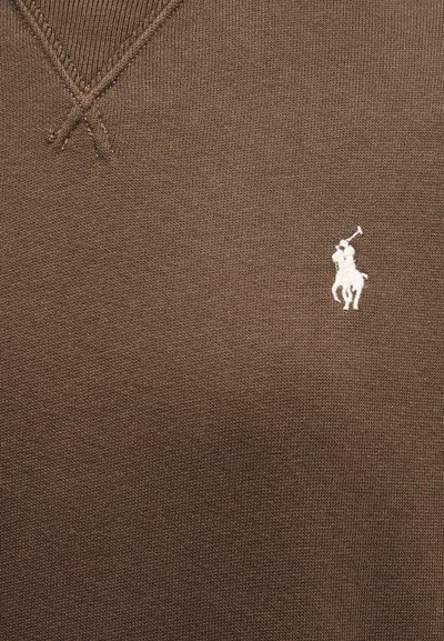 Rjav pleten pulover z V-izrezom. Na levi strani prsnega koša majhen bel vezen logotip igralca polo. Mehka tekstura.