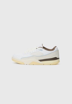 Hvide sneakers lavet af en blanding af læder og mesh-materialer, med en brun accent ved hælen og en struktureret crema-soled. Lyseblå detaljer.