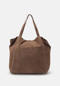 Borsa tote in suede marrone con due manici, apertura superiore e bordi curvi. Presenta cuciture visibili lungo i lati.