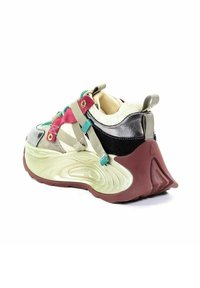 Wielokolorowe trampki z grubą podeszwą: beżowa tkanina, czarny zamsz, metaliczne detale, czerwone i turkusowe akcenty oraz teksturowana gumowa podeszwa.