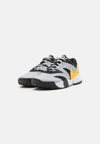 Nike Performance COURT LITE 4 - Tenisice za sve terene - black/laser orange/wolf grey/white