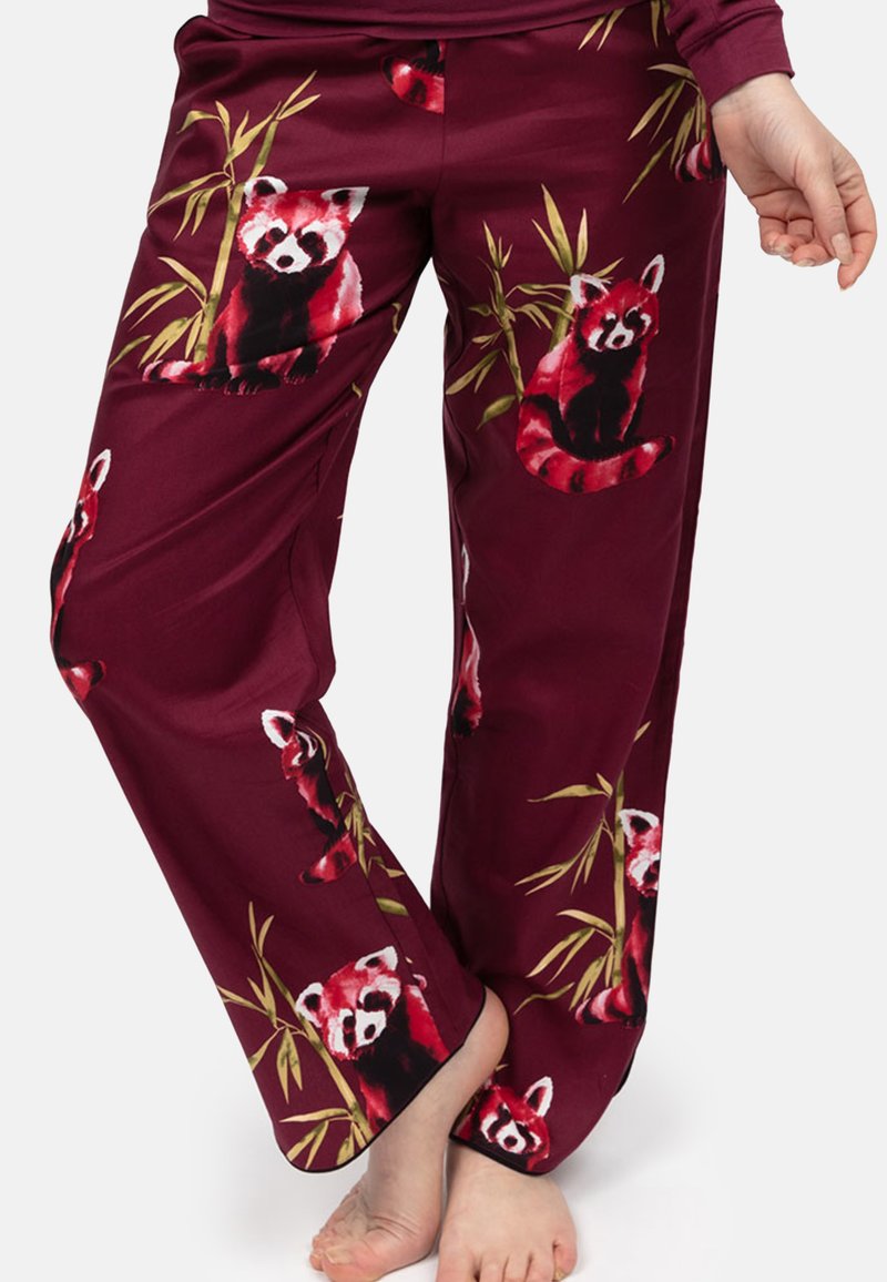 Bordeauxkleurige pyjamabroek met een patroon van rode panda's en bamboe. Gemaakt van zachte stof met een relaxte pasvorm en rechte pijpen.