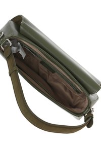Borsa a mano in pelle verde oliva con finitura liscia, dotata di un scomparto con cerniera e una fodera interna color cuoio. Tracolla staccabile inclusa.
