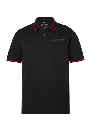 Schwarzes Polohemd mit kurzen Ärmeln, roten Streifen am Kragen und an den Ärmelsäumen, vorderem Reißverschluss und "UNLMTD"-Logo auf der Brust.