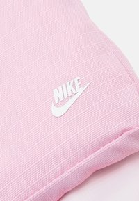 Nike Sportswear CLUB HYDRATION CARRIER UNISEX - Soma ar siksnu pāri ķermenim - med soft pink/black/white