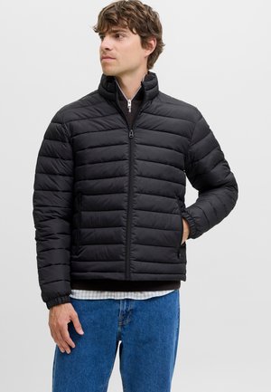 Chaqueta de abrigo negra con un alto cuello, diseño acolchado horizontal, cierre frontal con cremallera y bolsillos laterales. Textura suave, material aislante.