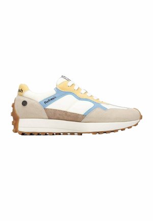 Vista lateral de una zapatilla beige, blanca, azul y amarilla con cordones blancos y suela de goma marrón marcada con "Refresh."