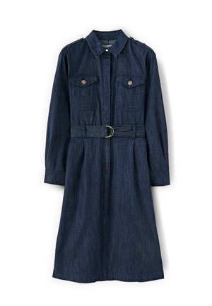 Donkerblauwe denim blousejurk met lange mouwen, kraag, twee klepzakken aan de voorkant met knopen en bijpassende riem met metalen gesp in de taille.
