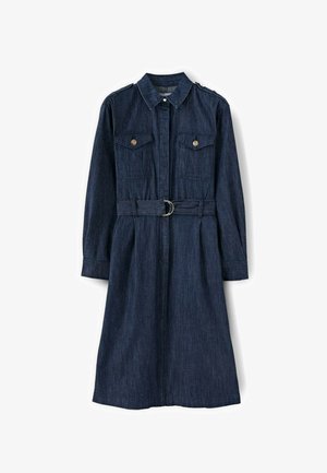Dunkelblaues Denim-Kleid mit langen Ärmeln, Kragen, zwei aufgesetzten Taschen mit Knöpfen vorn und passendem Gürtel mit Metallschnalle in der Taille.