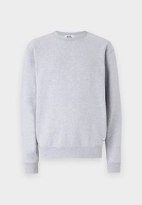 Sweat-shirt gris en tissu doux, avec un col rond, des manches longues, des poignets côtelés et une petite étiquette sur l'ourlet.