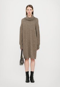 CLOSED ROLLI DRESS SHORT - Strickkleid - clay beige