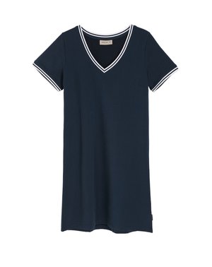 Granatowa sukienka z krótkim rękawem, z dekoltem w kształcie litery V, z białymi pasami na kołnierzu i rękawach; wykonana z gładkiego, miękkiego materiału.