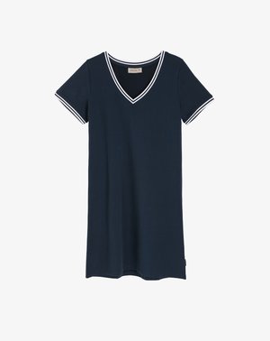 Granatowa sukienka z krótkim rękawem, z dekoltem w kształcie litery V, z białymi pasami na kołnierzu i rękawach; wykonana z gładkiego, miękkiego materiału.