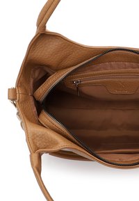 Handtas van cognackleurig leer met een gestructureerde afwerking, voorzien van een groot vak met ritssluiting en een binnenzak. Stevige handvatten voor eenvoudig dragen.