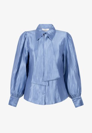 Lichtblauw satin blouse met een grote kraag, gathered mouwen en een gedrapeerde voorkant met een strik, aangevuld met een knoopmanchet.