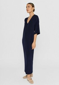 Navyblaues, plissiertes Maxikleid mit tiefem V-Ausschnitt und kurzen Ärmeln, aus weichem, texturiertem Stoff und in lässiger Passform.